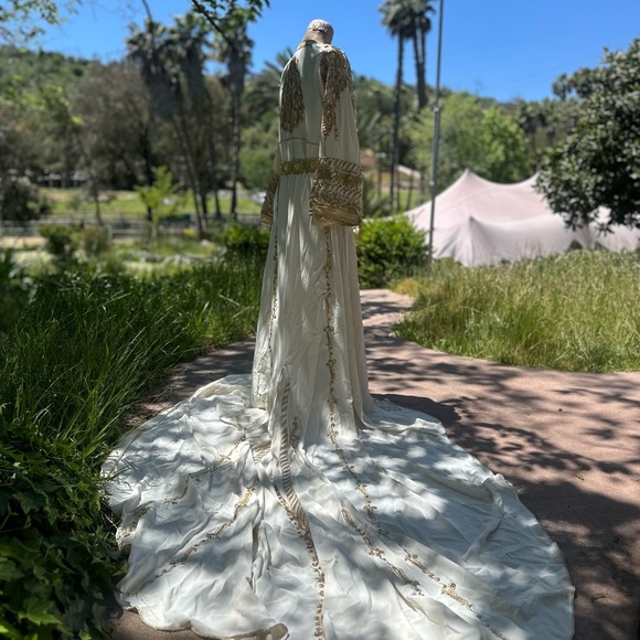 Kaftan Elegance two piece custom-made bridal kaftan- offwhite with gold - Picture 8 of 16